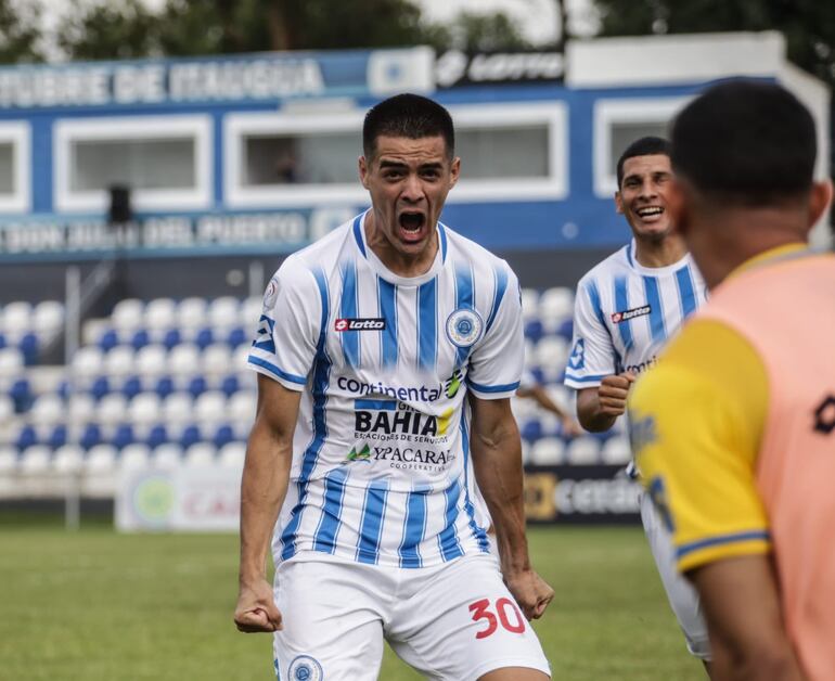 Luis Martínez festeja el tanto que convirtió en el triunfo del 12 de Octubre de Itauguá sobre Sportivo Ameliano por la décimo novena jornada del torneo Clausura 2022.