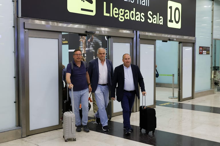 Los parlamentarios españoles del Partido Popular Europeo (PPE) desplazados a Caracas por las elecciones del domingo, entre ellos, el portavoz del PP en el Congreso, Miguel Tellado (d), el senador Alfonso Serrano (d) y el eurodiputado Esteban González Pons (c), a su llegada este sábado al aeropuerto Adolfo Suárez Madrid-Barajas de Madrid tras ser expulsados del país.