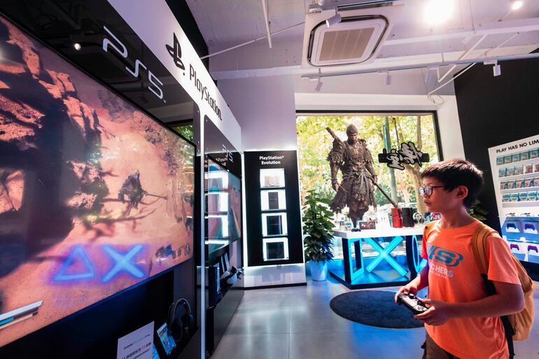 Un niño prueba "Black Myth: Wukong" en una tienda de Sony en Shanghái, China.
