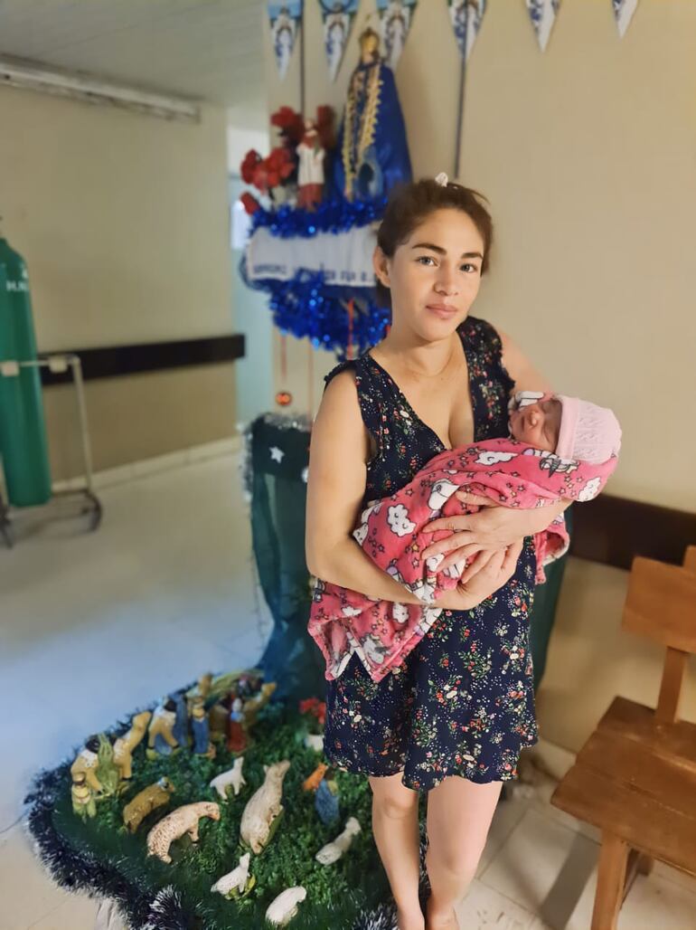 Marta Beatriz Rodas Sosa de 31 años es la madre de bebé Isabela, la segunda bebé de esta Navidad, y la primera de parto vaginal.