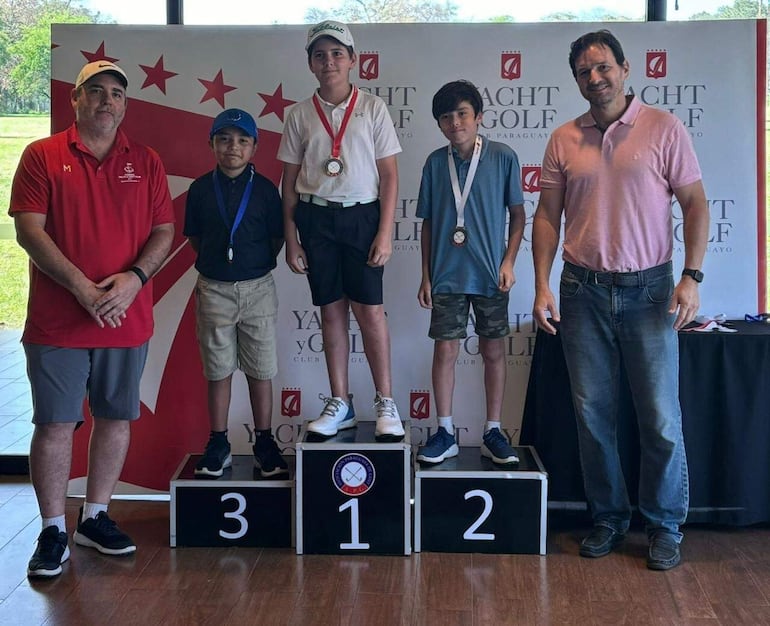 En el podio, Juan Andrés Acosta (c), Felipe Abente (der) y Abel Sánchez Aveiro.