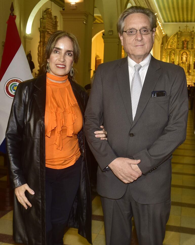 María Eugenia Hidalgo y el embajador del Ecuador, Santiago Apunte.