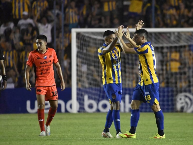 Los jugadores del Sportivo Luqueño celebran un gol en el partido frente a Nacional por la fecha 16 del torneo Clausura 2024 del fútbol paraguayo en el estadio Conmebol, en Luque, Paraguay.