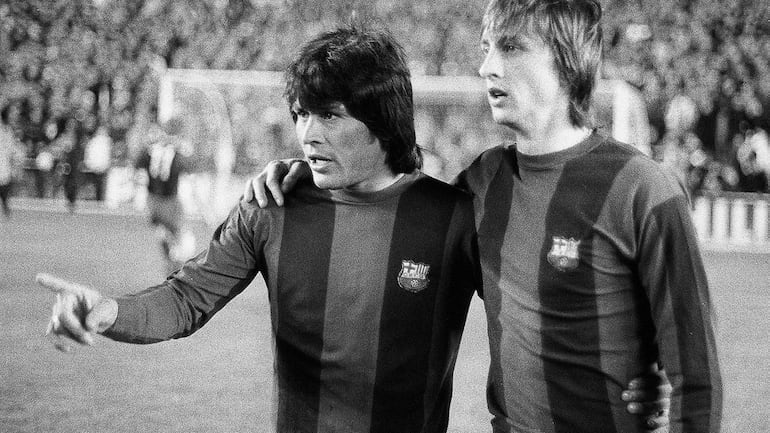 Hugo Sotil (i) con el gran Johan Cruyff, en el Barcelona.