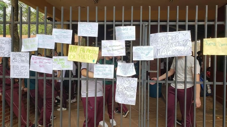 Los carteles colocados por los manifestantes por la muralla del Centro Regional de Educación de Ciudad del Este para cuestionar la gestión de la dirección general.