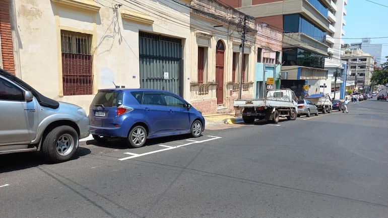 Un auto estacionó ayer en tres de los tantos espacios para motos ahora disponibles en el centro.