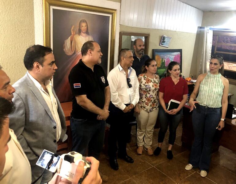 La delegación legislativa en la visita en la penitenciaría regional de Ciudad del Este. La reunión fue en la oficina de la dirección del penal.