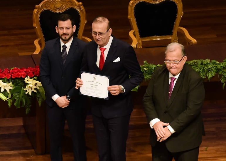 Erico Galeano muestra su certificado de proclamación como senador electo.