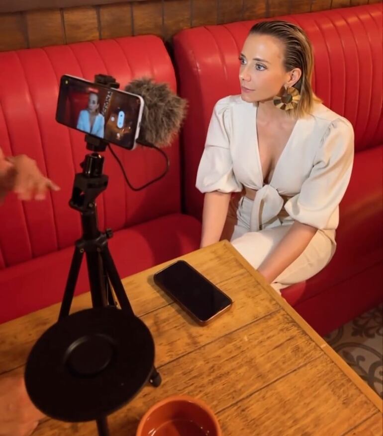 La actriz paraguaya Flor Martino entrevistada por un medio mexicano. (Instagram/Flor Martino)