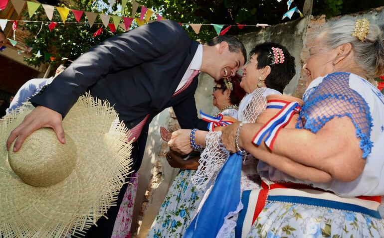 El presidente Santiago Peña saluda a las galoperas de la Chacarita.