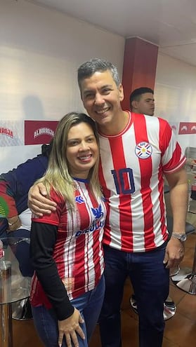 La diputada cartista Liz Cristina Acosta Brítez, con el presidente de la República, Santiago Peña.