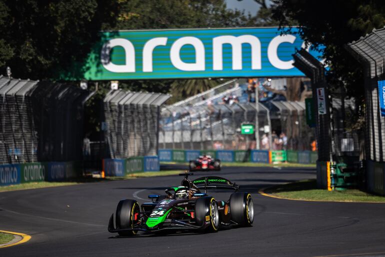 El PHM AIX RAcing de l paraguayo Joshua Duerksen en la sesión de clasificación de la Fórmula 2 de la FIA en el circuito de Albert Park, en Melbourne, Australia.