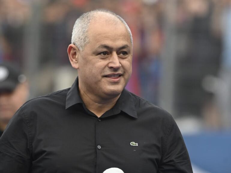 El paraguayo Francisco Arce, entrenador de Olimpia, ingresando al estadio La Nueva Olla para el superclásico con Cerro Porteño por la sexta fecha del torneo Clausura 2023 del fútbol paraguayo.