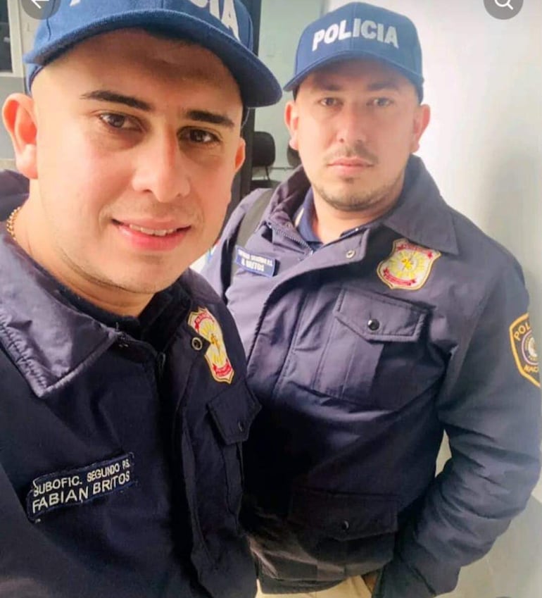 Bonifacio Fabián Brítos Benítez (izq.) y su hermano Miguel Alejandro Brítos Benítez, con uniformes de la Policía Nacional del Paraguay.