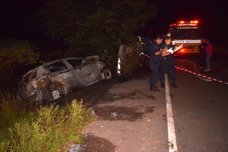 El automóvil perdió el control y fue a embestir contra la baranda del  puente y se incendió por completo.