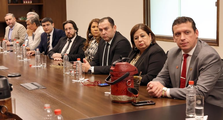 La senadora Esperanza Martínez (FG) flanqueda por el senador Lider Amarilla (PLRA) y Juan Carlos "Nano" Galaverna (ANR, HC), en Mburuvichá Róga, durante una reunión con el presidente Santiago Peña.