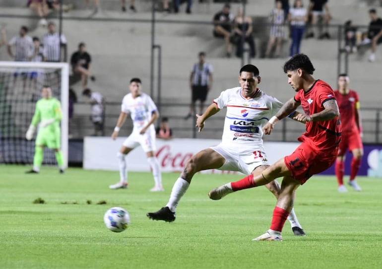 Matías Espinoza sale jugando ante la marca de Gustavo Caballero