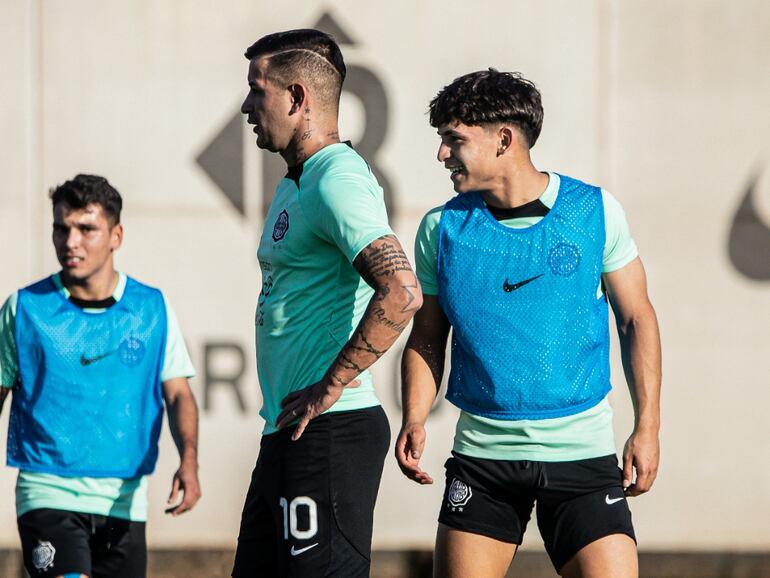 Derlis González (c), jugador de Olimpia, en la primera práctica de fútbol después de superar una lesión en la pierna izquierda.