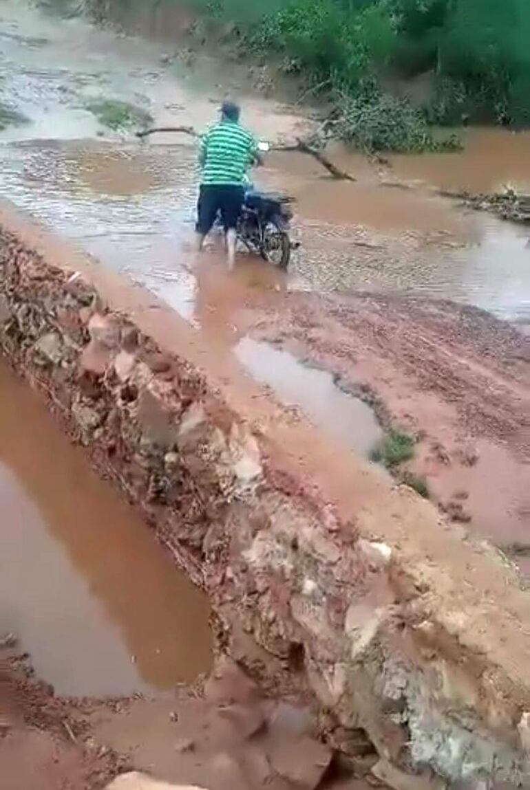 Tras la caída del puente Rincón, algunos se arriesgan en cruzar para llegar a sus viviendas.