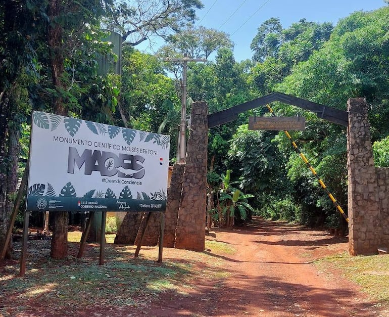 El parque donde está ubicado el Monumento Científico Moisés Bertoni se encuentra abierto al público de martes a domingo.