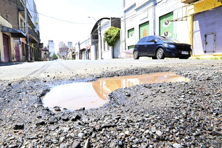 Bache con agua se muestra profundo sobre General Díaz y Hernandarias, en microcentro.