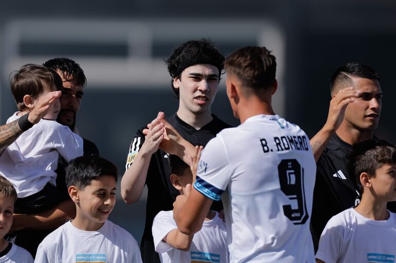 AME6179. BUENOS AIRES (ARGENTINA), 11/11/2024.- El streamer argentino, Iván Buhajeruk (i) mas conocido como Spreen, saluda al jugador de Vélez Sarfield Braian Romero, en su debut con el Deportivo Riestra por Liga Argentina, este lunes en Buenos Aires (Argentina). EFE/Juan Ignacio Roncoroni
