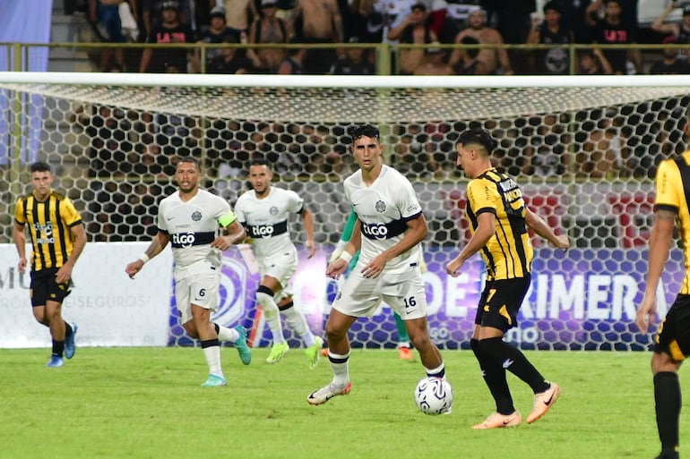 Kevin Parzajuk (16), futbolista de Olimpia, observa el balón en el partido frente a Guaraní por la séptima fecha del torneo Apertura 2024 del fútbol paraguayo en el estadio Villa Alegre, en Encarnación.