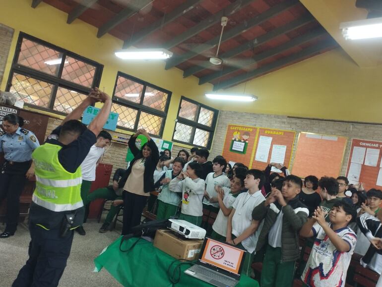 Los policías de Caacupé desarrollan las charlas educativas.