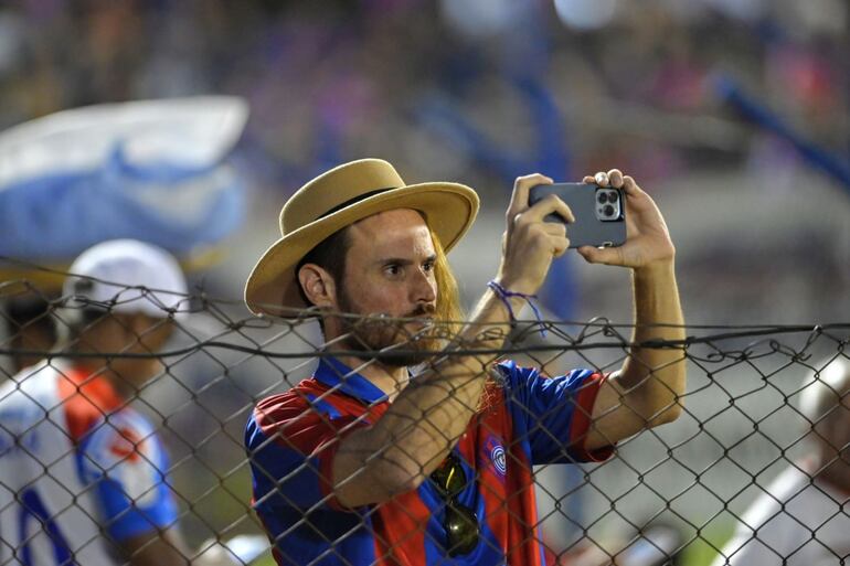 Un aficionado de Cerro Porteño toma una fotografía en la previa de un partido frente a Sportivo Ameliano por el torneo Apertura 2024 del fútbol paraguayo en el estadio Luis Alfonso Giagni, en Villa Elisa.