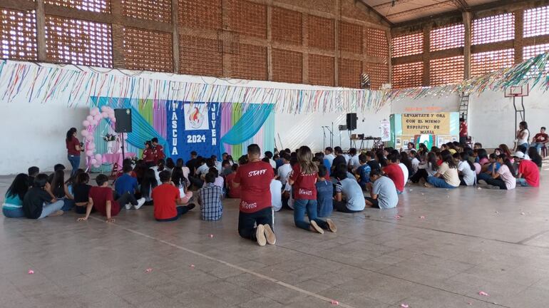 Los jóvenes rezaron a los píes de la Virgen María y pidieron que interceda ante Jesús en sus súplicas.