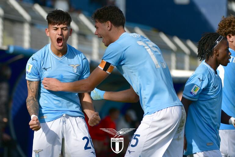 Diego González grita su gol ante el Milan con un compañero de equipo