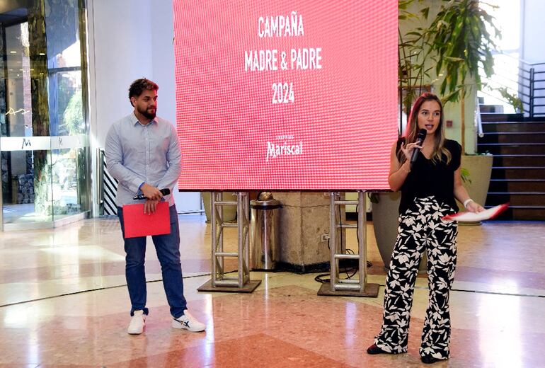 Nico Serrano y Joyce Duré, jefa de Marketing del Shopping Mariscal, presentaron la nueva campaña.