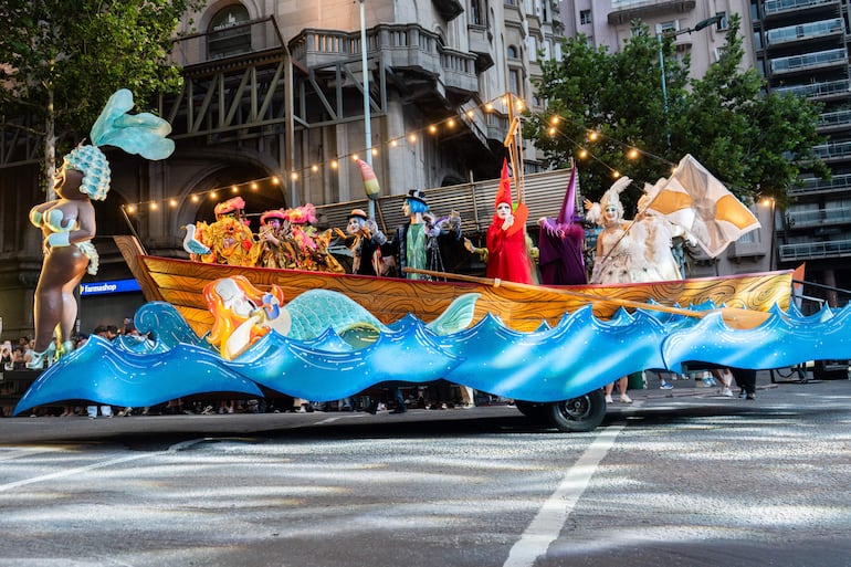 Fotografía de una carroza durante el Desfile Inaugural del Carnaval de Montevideo, este jueves en Montevideo (Uruguay). 