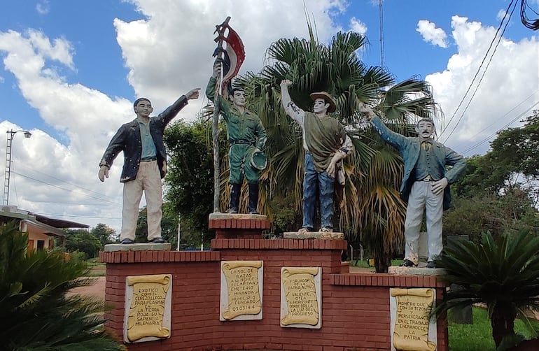 Monumento al capitán Emeterio Miranda, erigido a un costado del local municipal. La obra, construida por el artista Alcides Delvalle, en el año 2001, muestra al héroe de guerra y figuras de inmigrantes europeos, japoneses y nacionales que fueron moldeando la comunidad