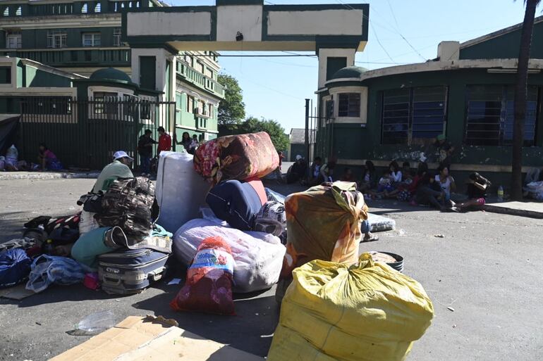 Pertenencias de integrantes de comunidades indígenas que acampan frente al Indi. Los líderes se encuentran reunidos con su titular.