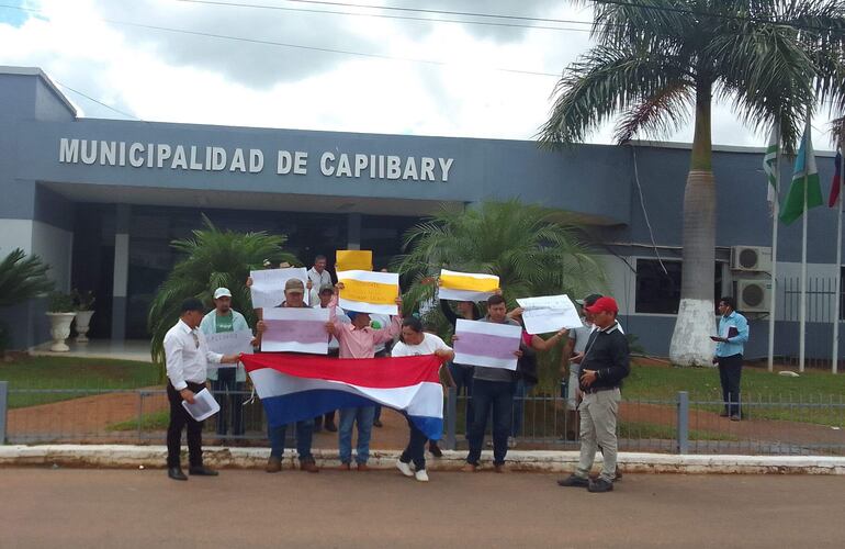 Los siete concejales acompañados por algunos pobladores realizaron una manifestación en la Municipalidad de esta ciudad