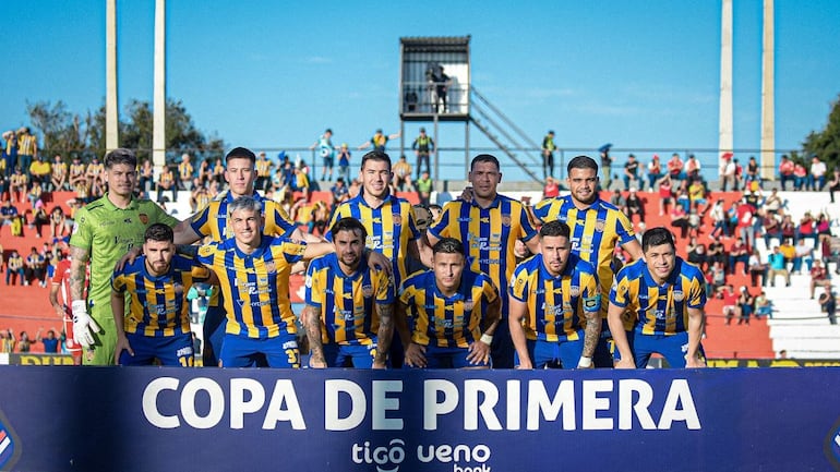 Los jugadores de Sportivo Luqueño posan para la foto previa al partido frente a General Caballero de Juan León Mallorquín por la primera fecha del torneo Clausura 2024 del fútbol paraguayo en el estadio Ka'arendy, en Juan León Mallorquín.