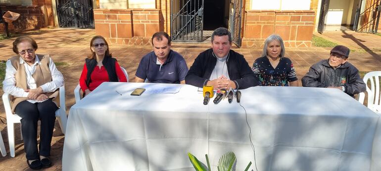 Conferencia de prensa brinda por los miembros de la comisión organizadora de la maratón diocesana y el administrador diocesano, en la imagen están, Nelly Meza, Aida Zárate, Javier Paredes, Padre Pedro Juan Maidana, Angela Ayala y el Padre Justo Pastor Gaona.