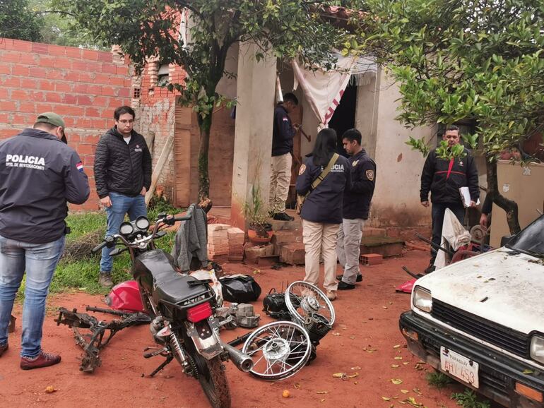 Durante el allanamiento fueron incautados partes de motocicletas presumiblemente robadas