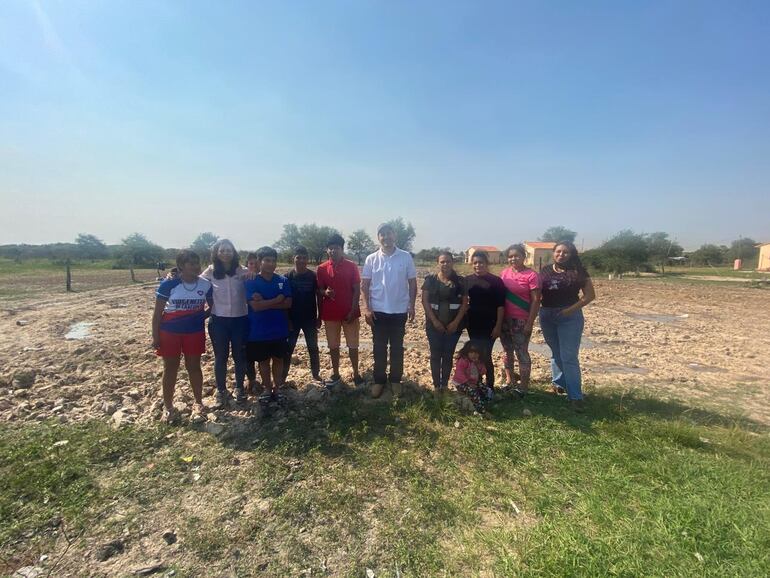 Representantes del SENAVE y la Gobernación de Central junto a los productores agrícolas.