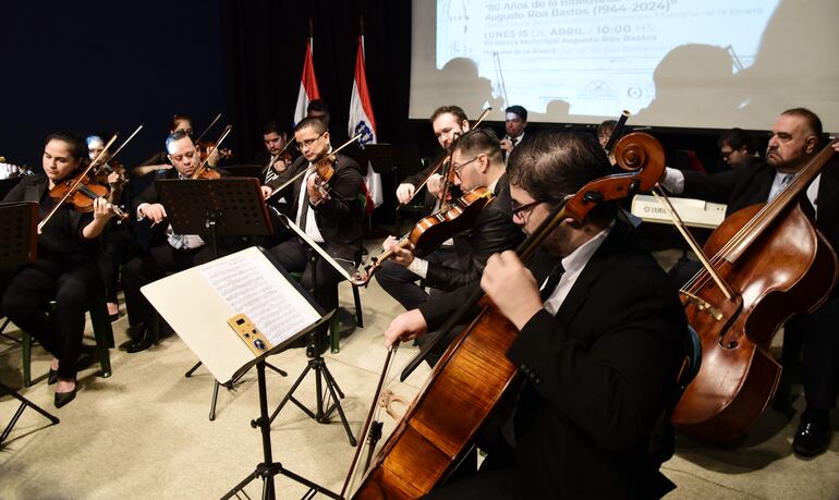 La Orquesta de Cámara Municipal de Asunción (OCMA) durante el aniversario de la biblioteca Augusto Roa Bastos.