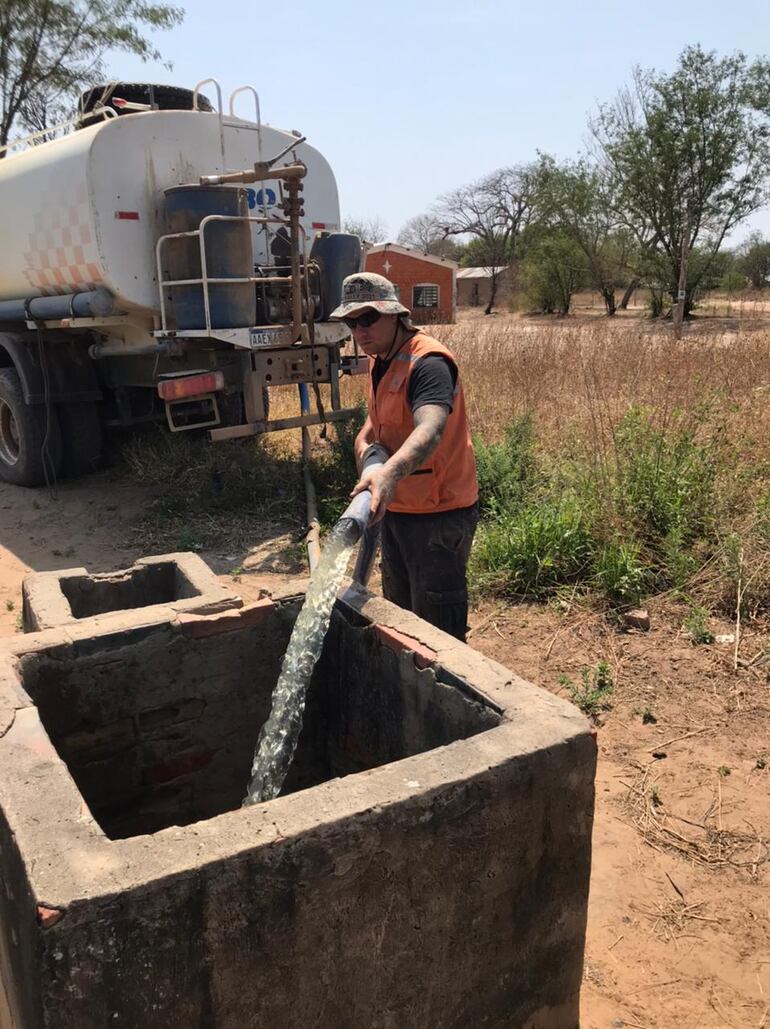 Las comunidades chaqueñas están siendo asistidas tras ser afectadas por la falta de agua ante la sequía, la avería del acuaducto y el fracaso de las desaladoras.