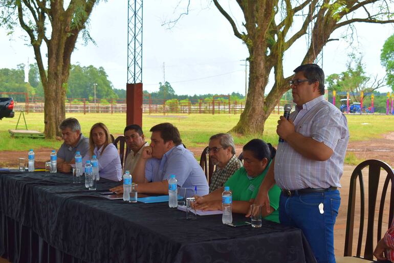 El Intendente de Borja, Javier Silvera (ANR), acompañado de otras autoridades departamentales, durante su alocusión en el conversatorio con productores. 