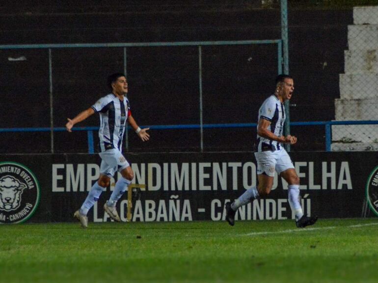 Grito de gol del atacante albinegro Carlos Díaz, perseguido por el capitán Juan Aníbal Gómez. (Foto: APF)