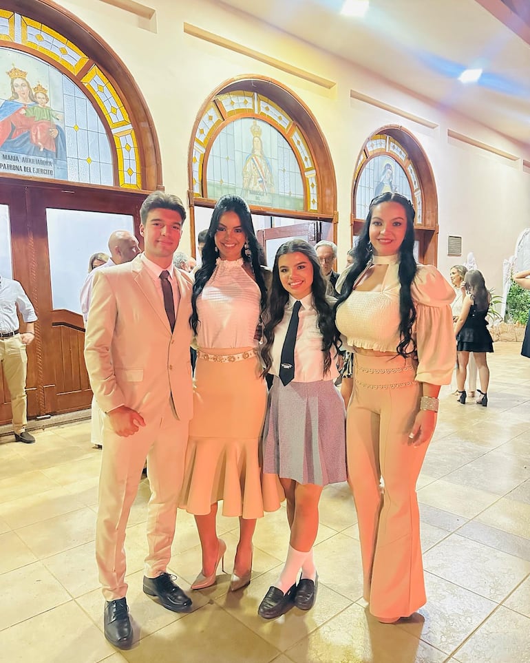 Thiago Cáceres, Gloria Vera, Carmen Cáceres y Alicia Vera llegando a la ceremonia de Confirmación. (Instagram/Gloria Vera)