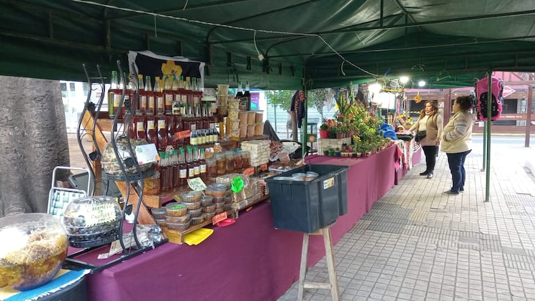 Miel a buen precio, es uno de los productos ofertados en la feria de artesanos en la plaza Oleary, al lado del Panteón de los Héroes.