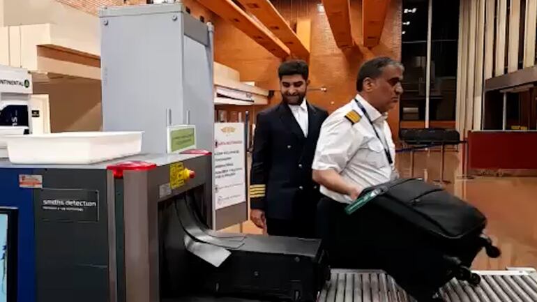 Momento en el que los tripulantes del avión iraní ingresan a territorio paraguayo.