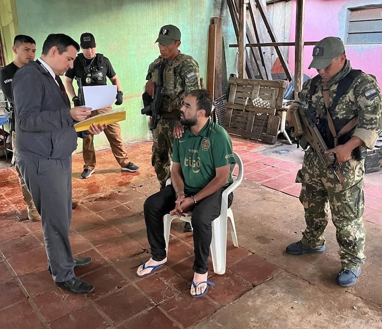 Willians Segovia Mereles, detenido. Agentes de la Secretaría Nacional Antidrogas (Senad) capturaron a un hombre que figura como remitente de una encomienda con cocaína detectada el año pasado en el Aeropuerto Internacional Silvio Pettirossi. El procedimiento fue realizado este jueves en una vivienda ubicada sobre la avenida 25 de Diciembre, en el barrio Ciudad Nueva de esta capital departamental.