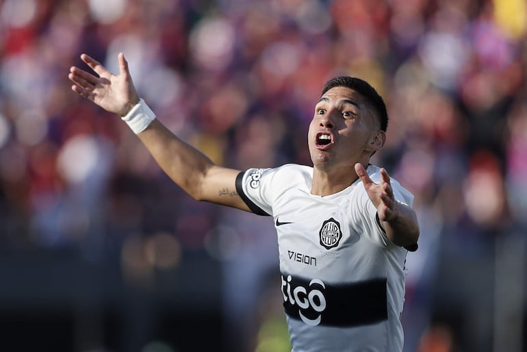 Erik López, jugador de Olimpia, celebra un gol en el superclásico frente a Cerro Porteño por la fecha 17 del torneo Clausura 2024 del fútbol paraguayo en el estadio Defensores del Chaco, en Asunción, Paraguay.