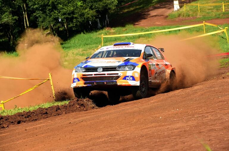 Agustín Alonso Zapag y Edgardo Galindo (VW Polo GTI R5) triunfaron en Paraguay y lideran el campeonato sudamericano.